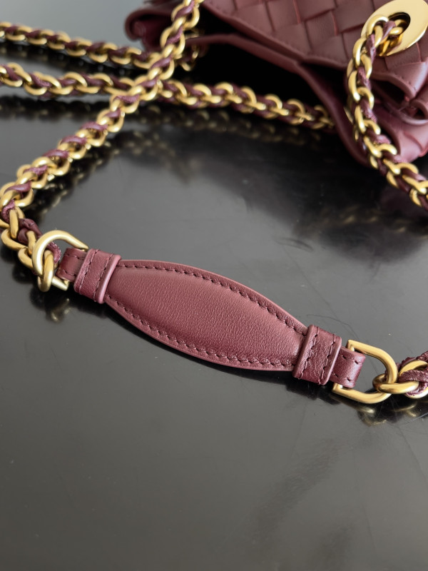 bo*te*ga Ve*ne*ta small parachute chain