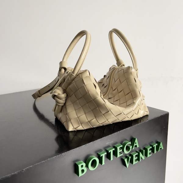 bo*te*ga Ve*ne*ta loop top handle
