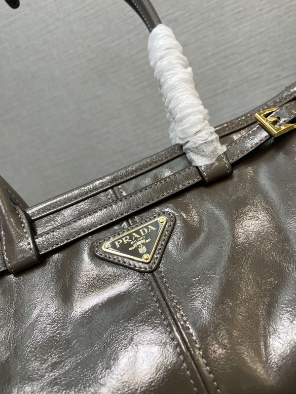 Pra*a medium leather handbag