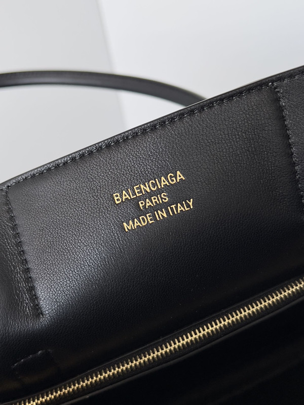 Ba*len*cia*ga bel air medium carry all bag