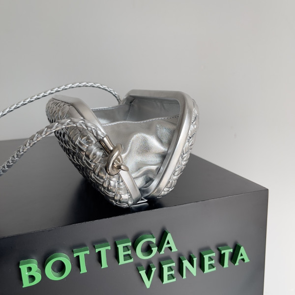 bo*te*ga Ve*ne*ta knot minaudiere on strap
