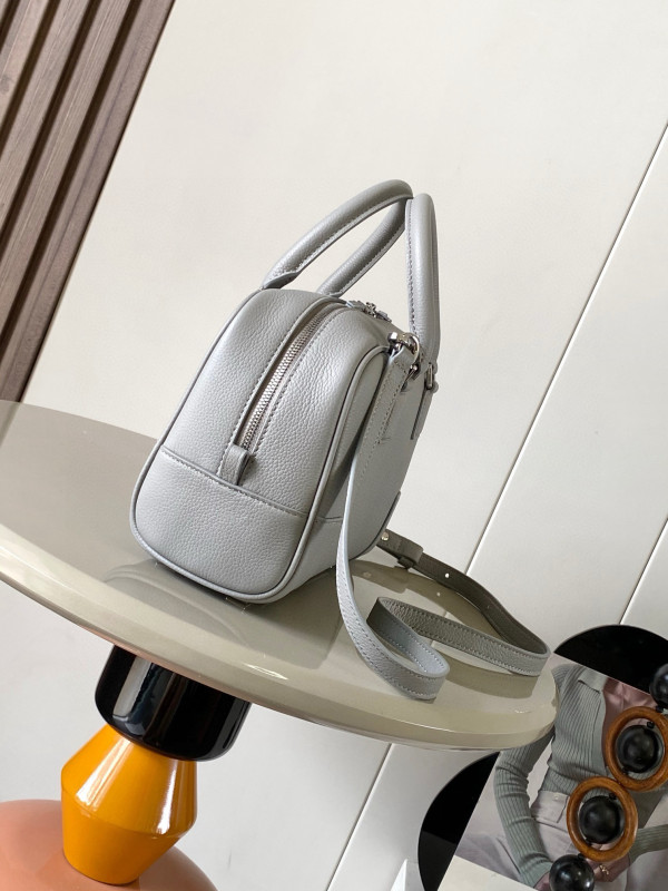 L0ew* amazona 23 bag in soft grained calfskin - 23*10*15cm